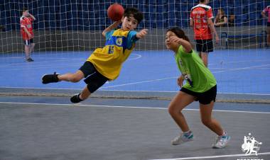 AHPA/SESPOR/SICOOB participa de Festival de Mini-Handebol em Antonina