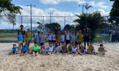 Festival de Mini-Handebol de Praia encanta crianças e reforça futuro do esporte em Paranaguá