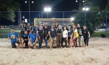AHPA/SESPOR/SICOOB/Paranaguá promove evento de handebol de praia com universitários da UNIASSELVI em Paranaguá