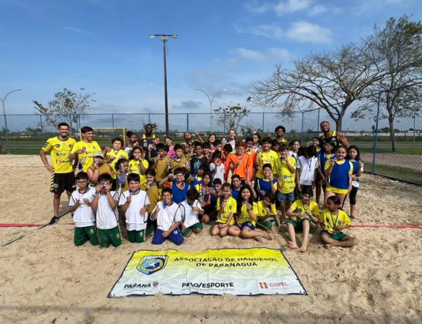 2º Festival de Mini-Handebol de Praia reúne crianças no Aeroparque em Paranaguá