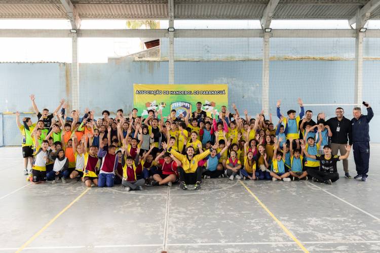 Mini-handebol segue crescendo e encantando as crianças em Paranaguá