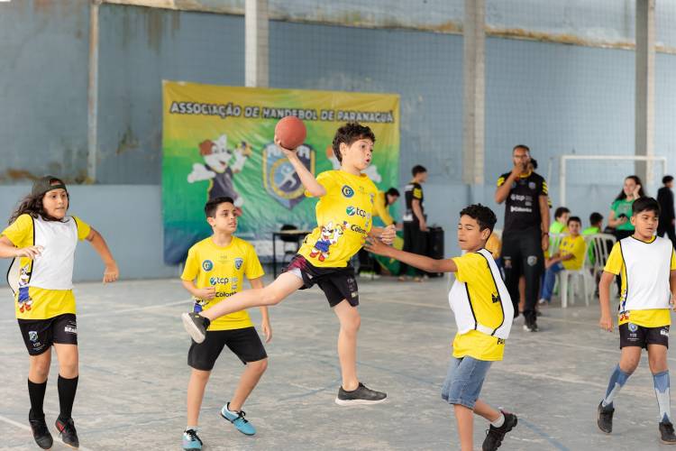 Mini-handebol segue crescendo e encantando as crianças em Paranaguá