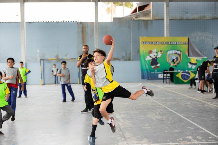 Mini-handebol segue crescendo e encantando as crianças em Paranaguá