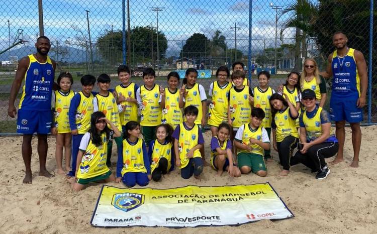 Festival de Mini-Handebol de Praia encanta crianças com diversão e aprendizado em Paranaguá