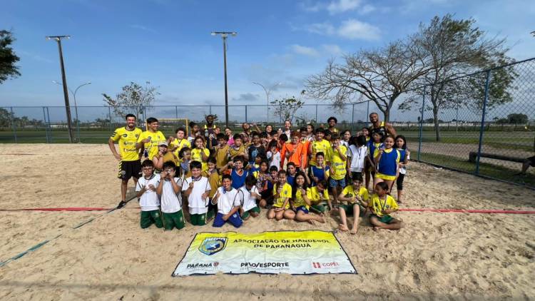 2º Festival de Mini-Handebol de Praia reúne crianças no Aeroparque em Paranaguá