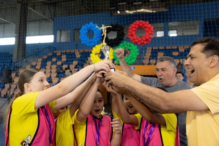 Etapa Final das Olimpíadas Escolares de Mini-Handebol 2025 reúne 120 alunos e encerra temporada com grande sucesso