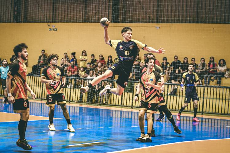 Embalada por títulos, AHPA/SESPOR/SICOOB/Paranaguá inicia caminhada na Chave Bronze do Paranaense 2026