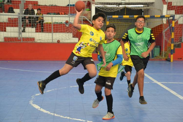 AHPA/SESPOR/SICOOB/Paranaguá marca presença no Festival de Mini-Handebol em Curitiba com sete equipes de base