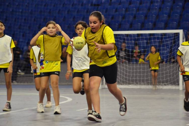 1ª etapa das Olimpíadas Escolares de Mini-Handebol reúne cerca de 150 crianças e celebra o esporte educacional em Paranaguá