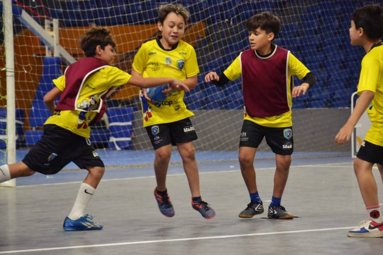 1ª etapa das Olimpíadas Escolares de Mini-Handebol reúne cerca de 150 crianças e celebra o esporte educacional em Paranaguá