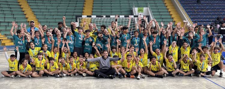 AHPA/SESPOR/SICOOB/Paranaguá proporciona experiência inesquecível para 80 crianças no Festival de Mini-Handebol em Curitiba